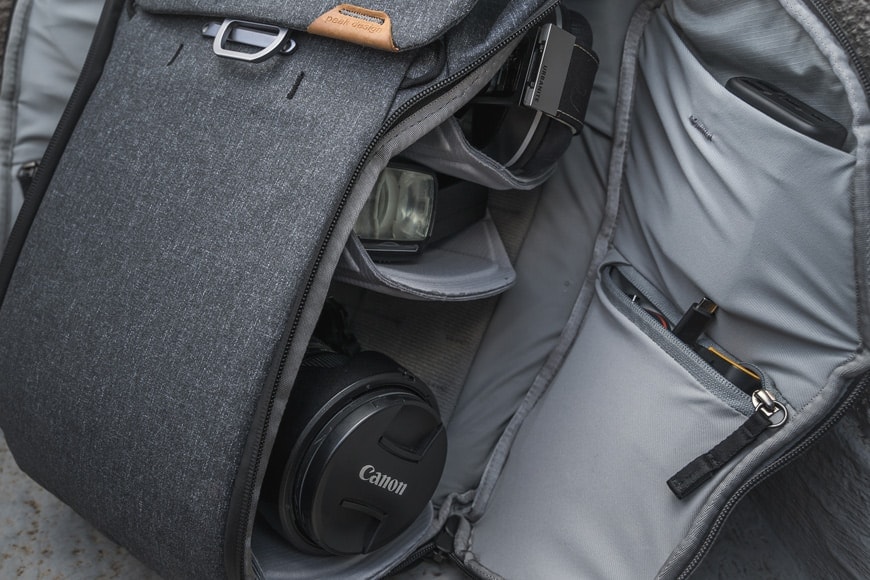 Customise your carry in the Everyday Backpack V2 by rearranging the included FlexFold dividers and utilising the smaller interior side pockets.